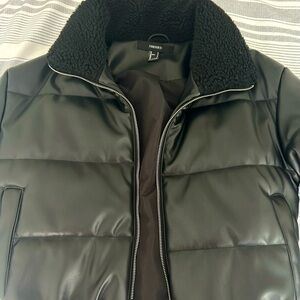 FOREVER 21 BLACK PUFFER JACKE - SIZE SMALL